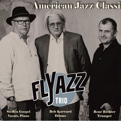 Bandfoto des FLYAZZ TRIO mit Logo im Vodergrund