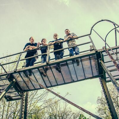 Band fotografioert auf einem Gerüst