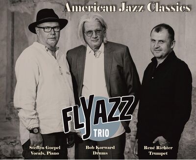 Bandfoto des FLYAZZ TRIO mit Logo im Vodergrund